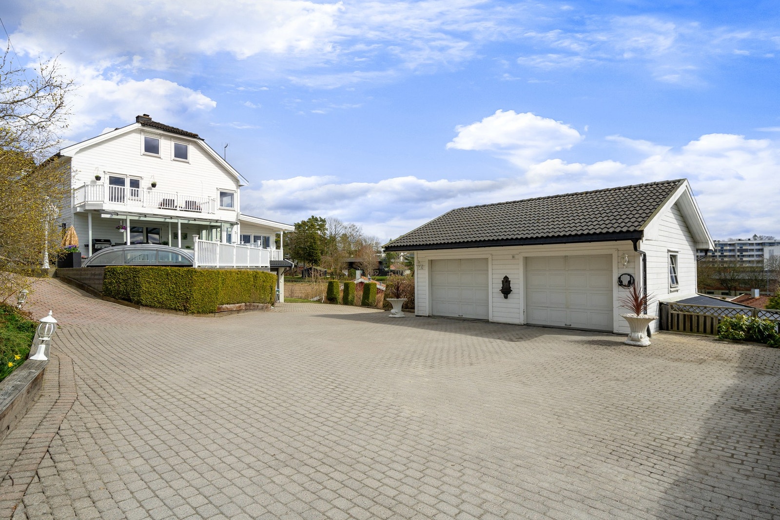 Pent opparbeidet gårdsplass med belegningsstein - Dobbel garasje i to etasjer, totalt 4 plasser + carport Galleribilde