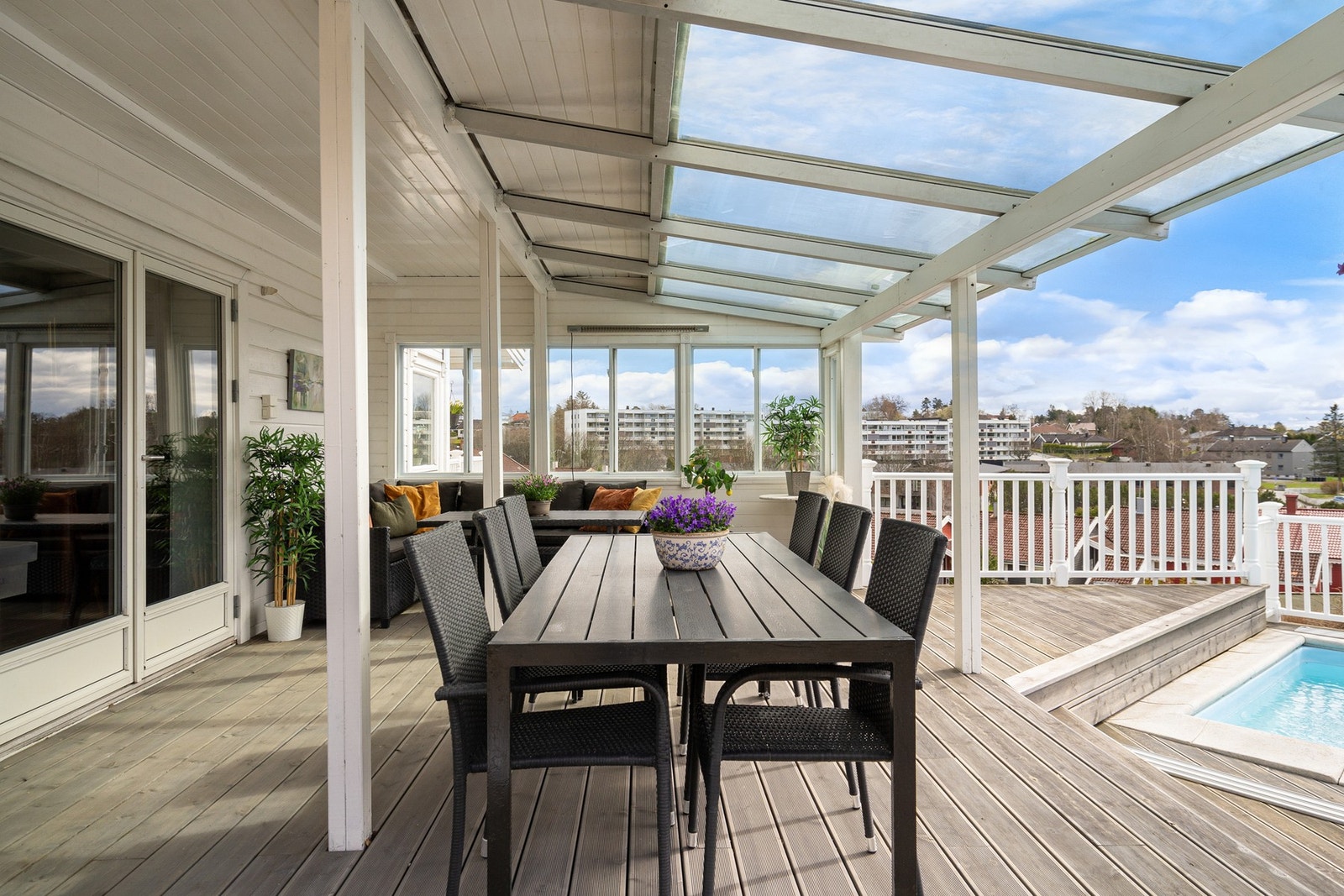 God plass til flere fine sittegrupper Galleribilde