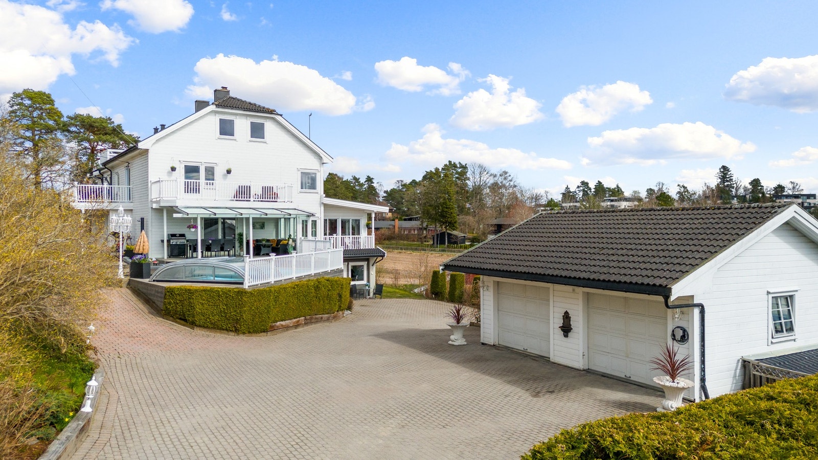 Pent opparbeidet gårdsplass med belegningsstein - Dobbel garasje i to etasjer, totalt 4 plasser + carport Galleribilde