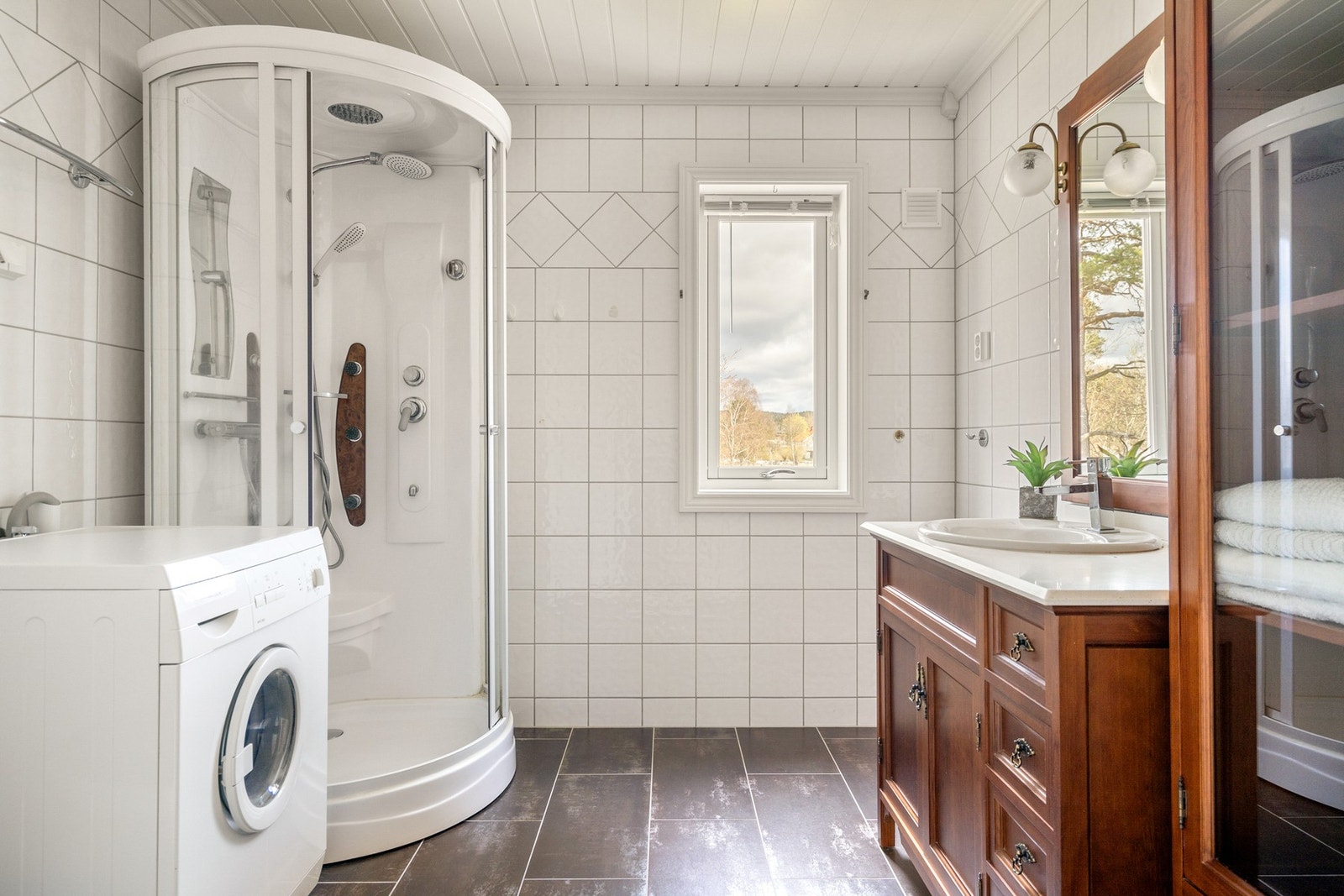 Flislagt bad fra 2008-10 med pen innredning med servant, dusjkabinett og opplegg til vaskemaskin Galleribilde