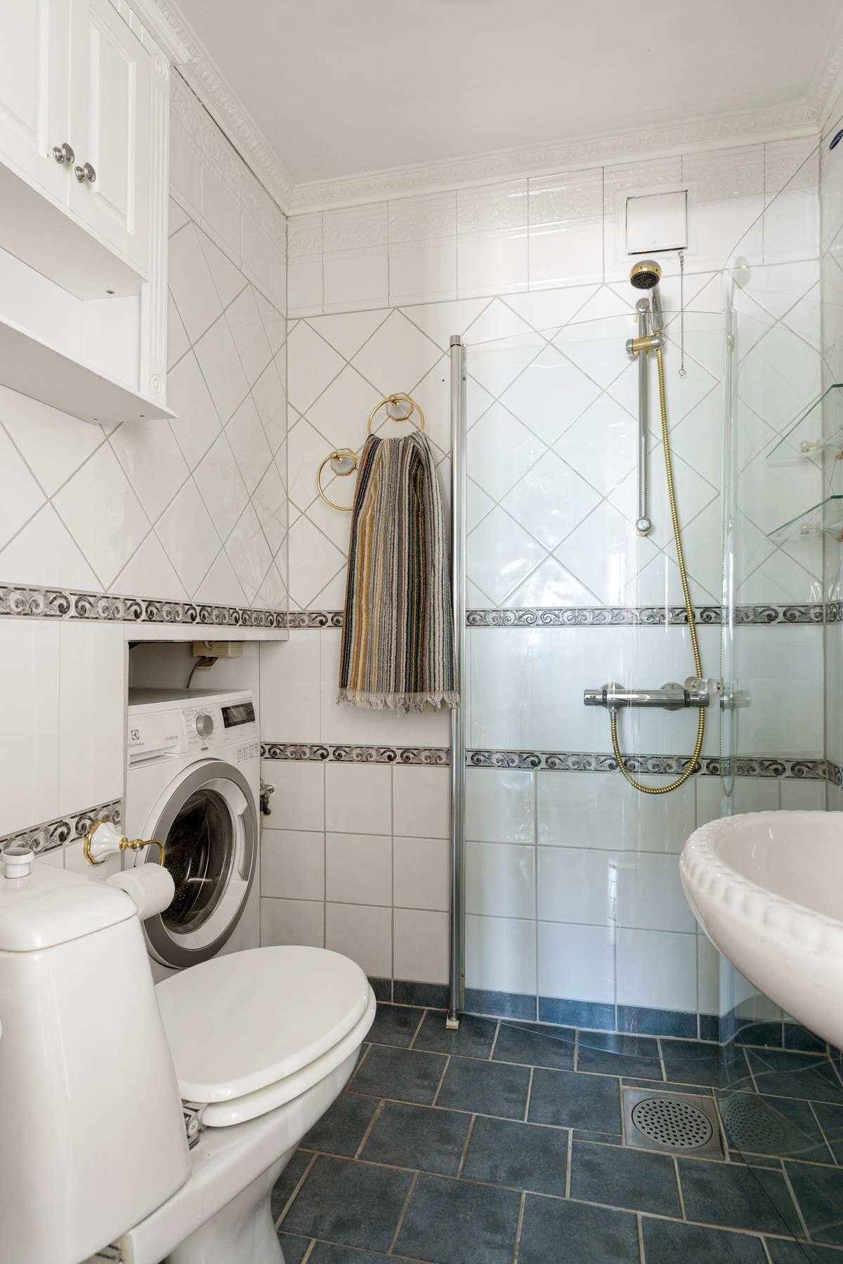 Bad nr. 2 i 1. etasje - Innredet med dusjhjørne, flott servant og opplegg til vaskemaskin Galleribilde