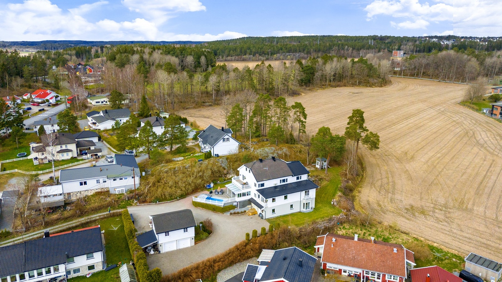 Pent opparbeidet gårdsplass med belegningsstein - Dobbel garasje i to etasjer, totalt 4 plasser + carport Galleribilde