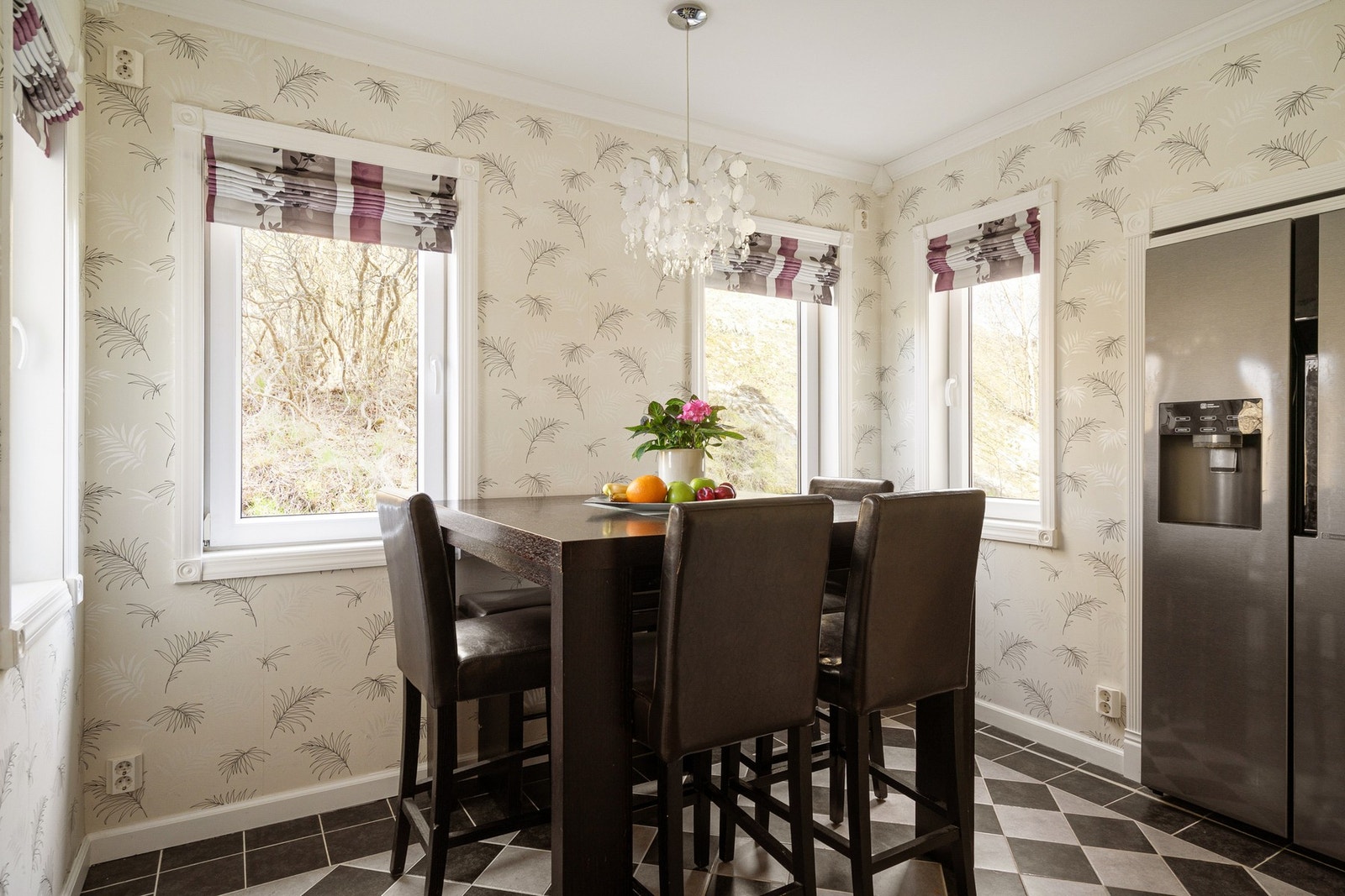 Spisestue som er tilknyttet kjøkkenet Galleribilde