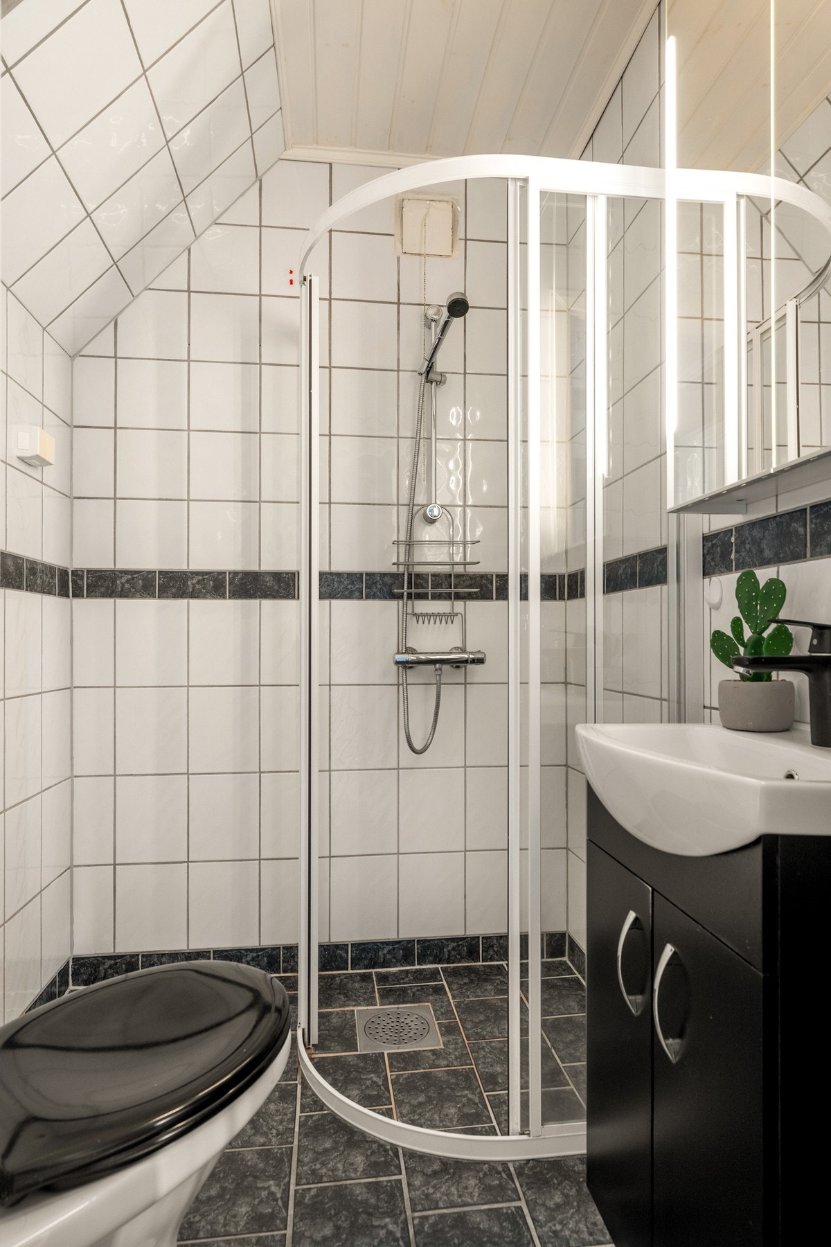 Bad nr. 2 i 2.etasje - Flislagt med dusj på vegg og skyvedører Galleribilde