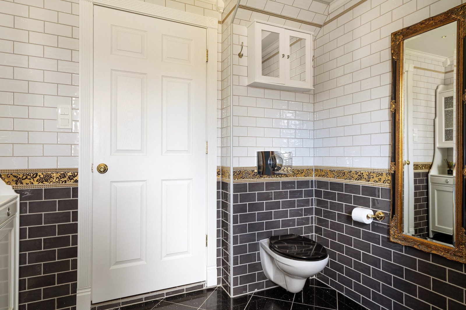 Vakkert flislagt bad fra 2008-10 med unike detaljer Galleribilde