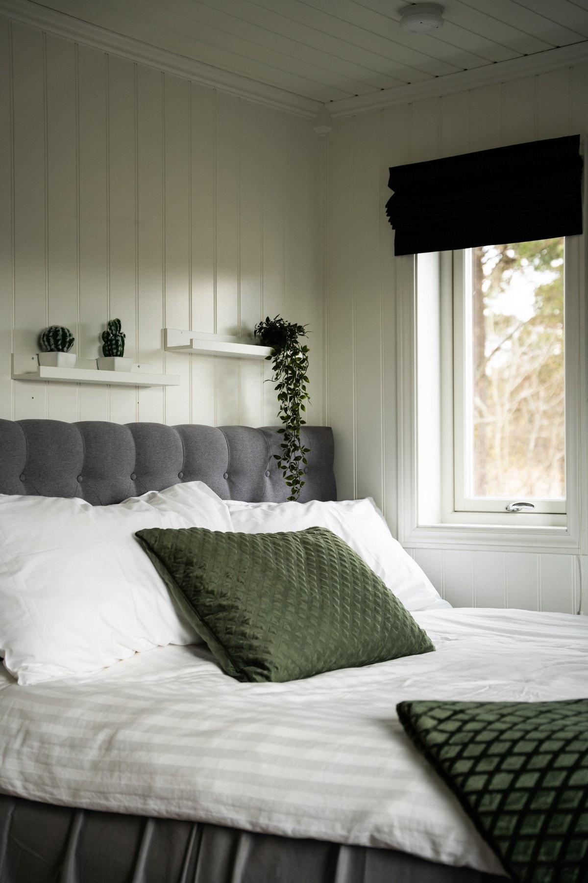 Soverom 2 med praktisk garderobeskap Galleribilde