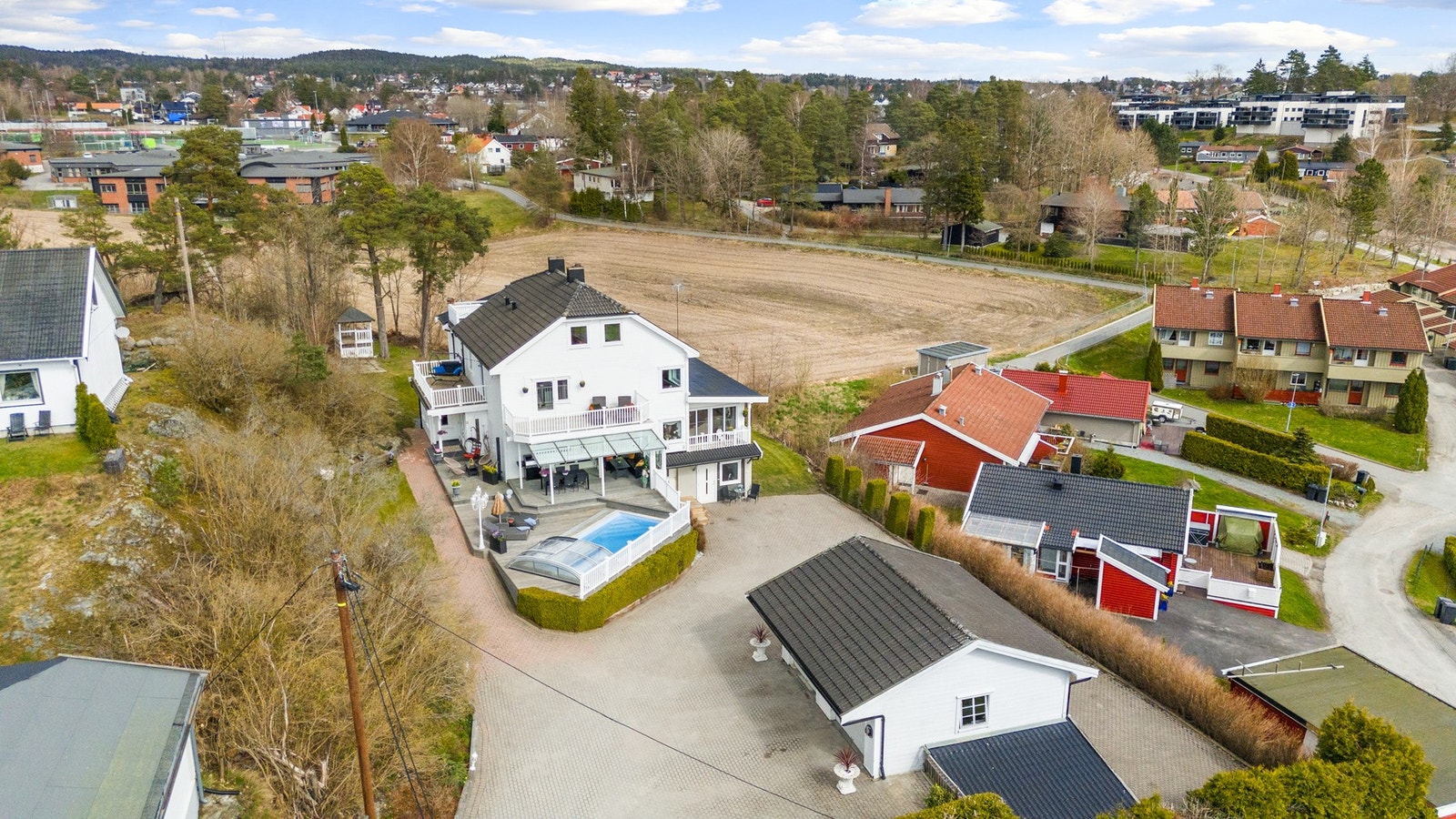 Stor og oppgradert tomannsbolig på hele 465 m² - Pent opparbeidet uteområder - 4 garasjeplasser Galleribilde