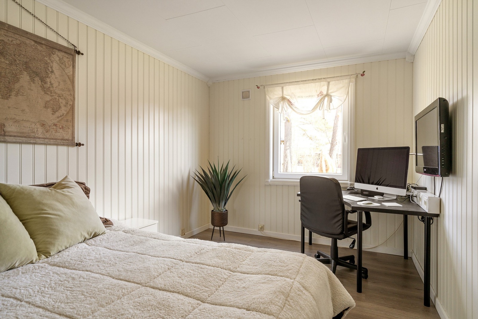 Soverom 3 med praktisk skyvedørsgarderobe Galleribilde