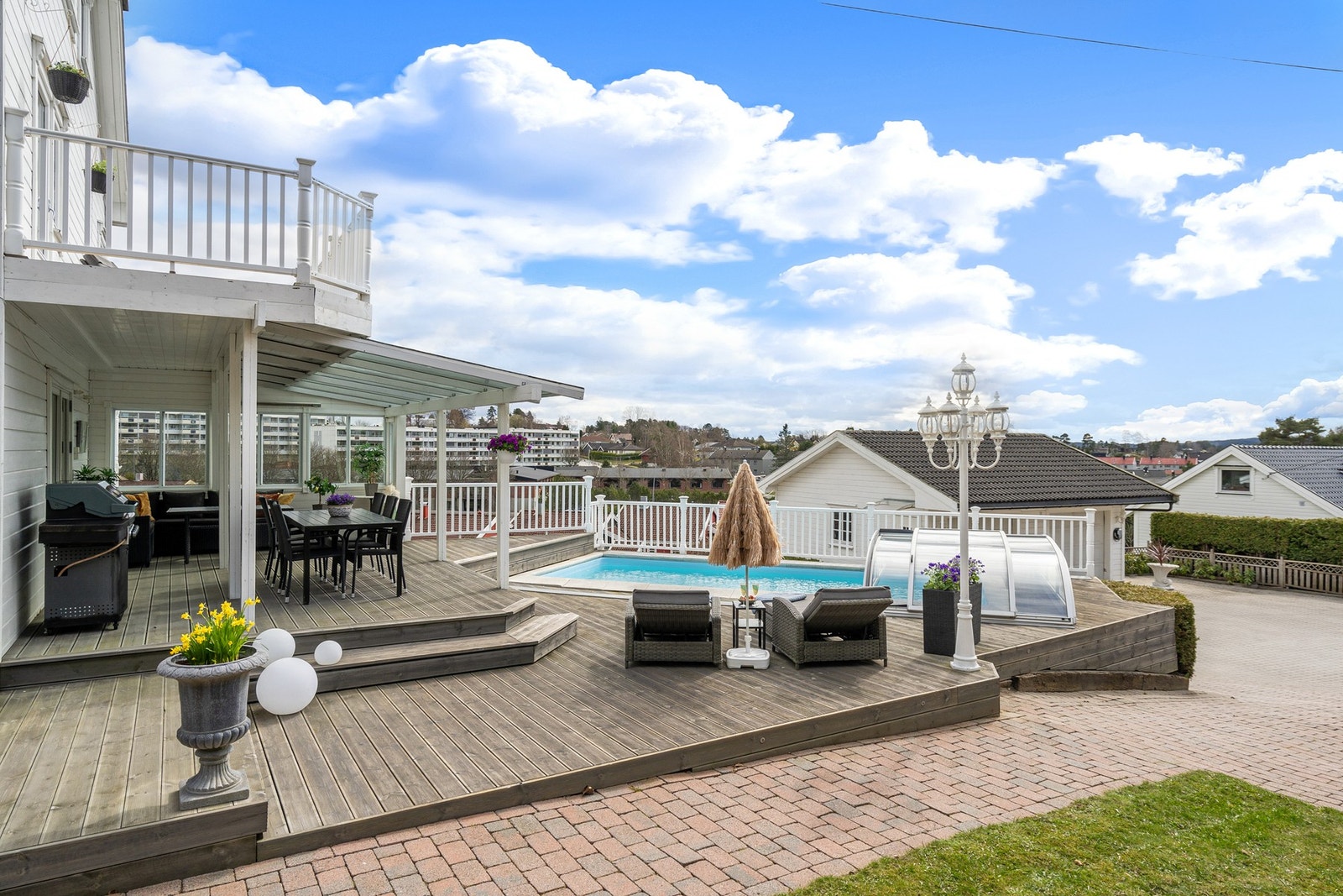 Flott terrasseområde med saltvannsbasseng etablert i 2018 Galleribilde