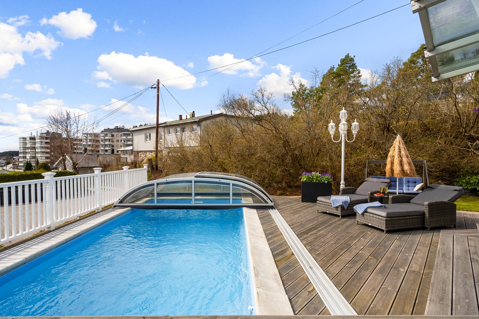 Bassenget har skyvetak som enkelt kan skyves over Galleribilde