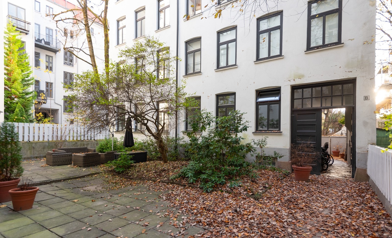 Sameiet har en stor og vedlikeholdt bakgård som man kan benytte seg av Galleribilde
