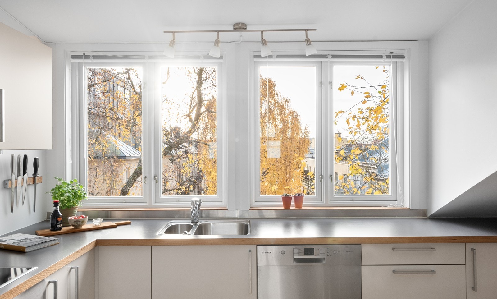 Fra kjøkkenet er det et flott og idyllisk utsyn Galleribilde