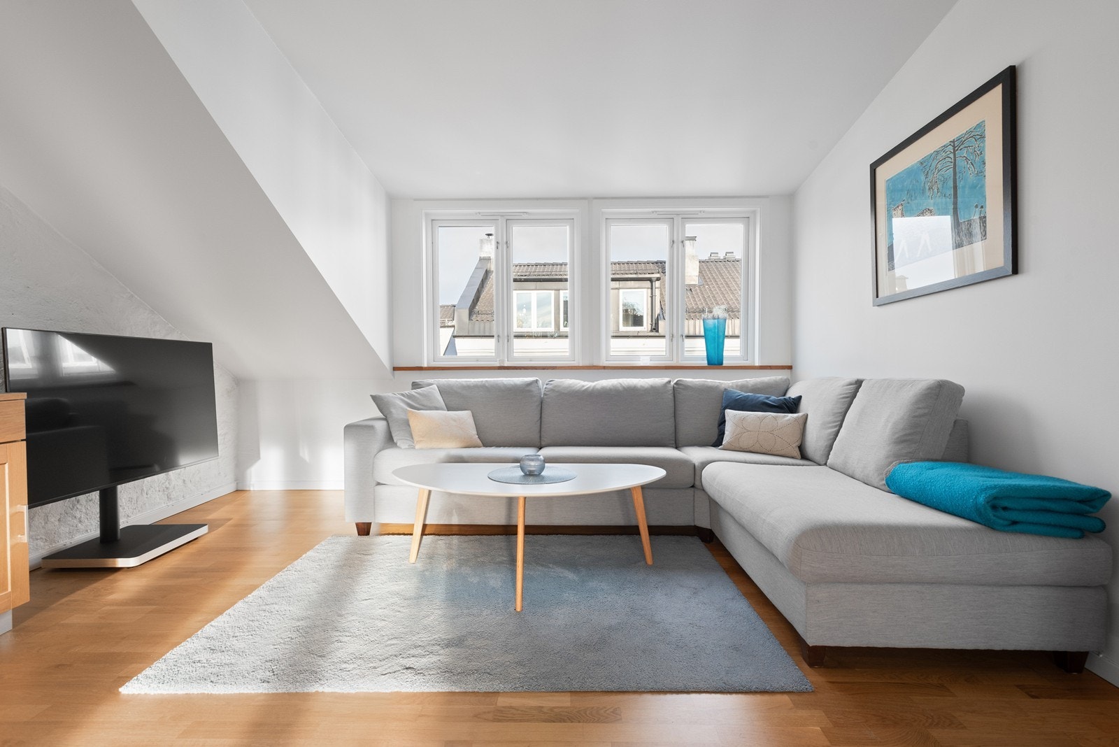 Leilighet er lys og luftig med store vindusflater med 2-lags isolerglass som slipper inn rikelig med naturlig lys Galleribilde