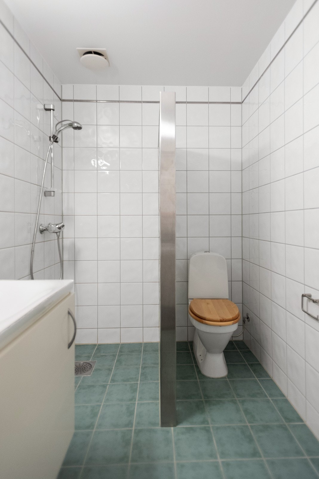 Bad er utstyrt med opplegg for vaskemaskin, servant, servantskap, dusjhjørne, wc og naturlig avtrekk Galleribilde