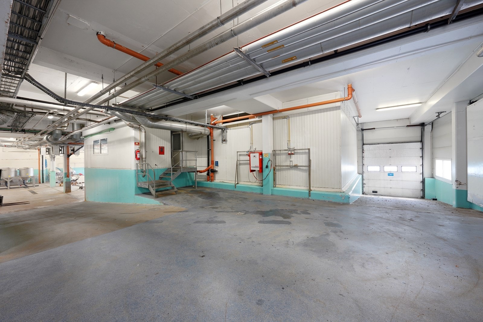Romslig næringslokale med gode lagringsmuligheter og tilrettelagt for industriell bruk. Perfekt for bedrifter med behov for mye plass. Galleribilde