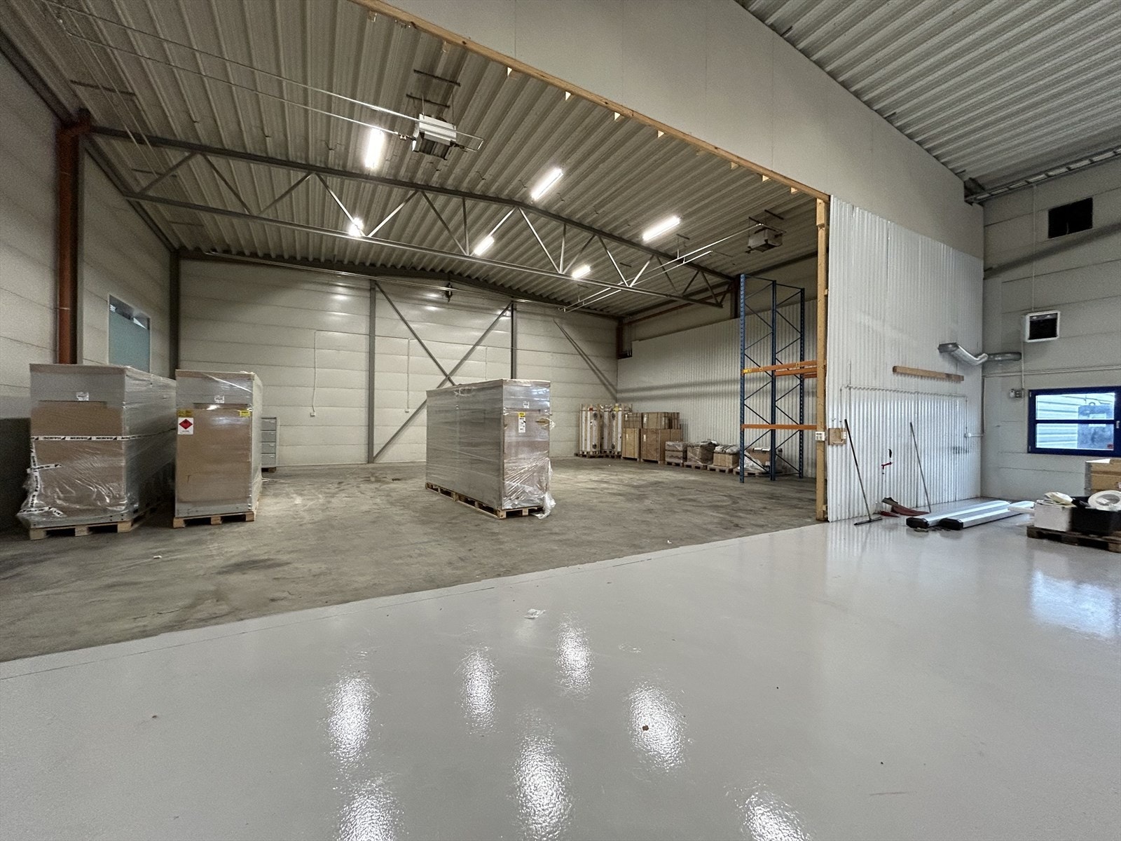 Takhøyden er ca. 6,5 meter og 2 stk kjøreporter. Galleribilde