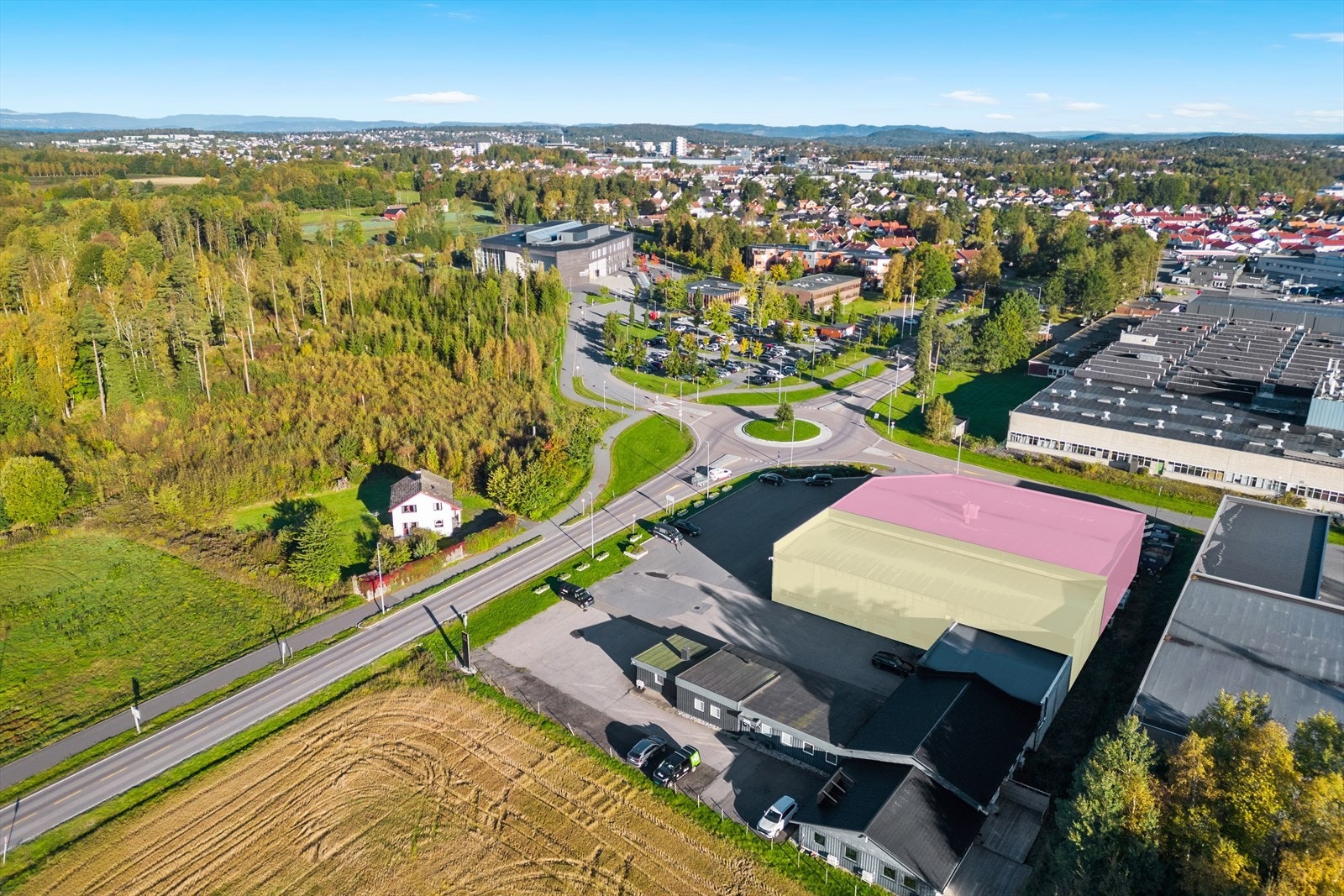 Del 1 (Rosa): Totalt ca 1.210 kvm. Del 2 (Gul): Totalt ca. 540 kvm. Galleribilde