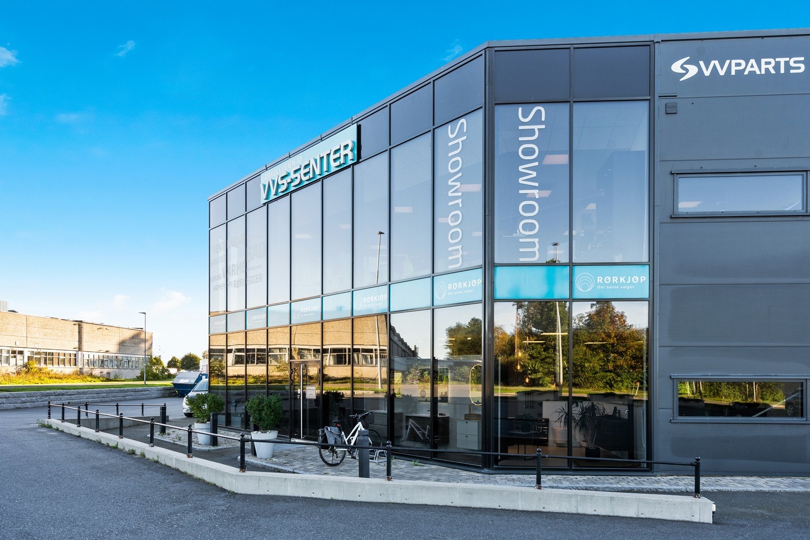 I tillegg til showroom og kontorfasiliteter er det også ca. 400 kvm med høytlager og ca. 140 kvm med vanlig lager. Kjøreporter og god lysåpning. Galleribilde