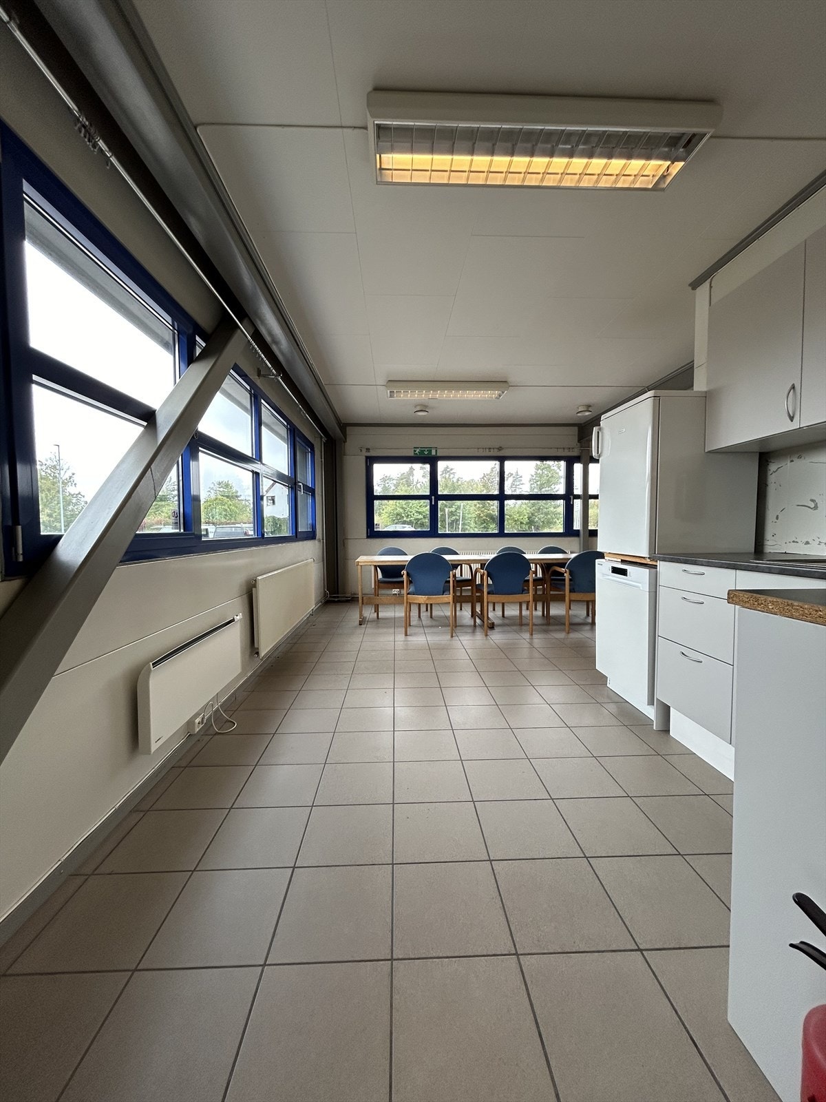 Pause-/ spiserom med kjøkkenfasiliteter. Galleribilde