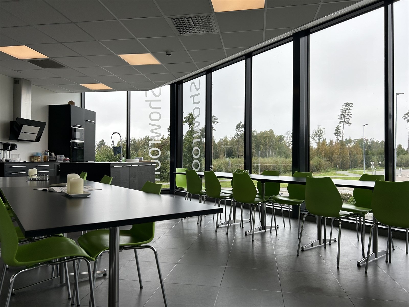 Pause-/ spiserom med kjøkkenfasiliteter. Galleribilde