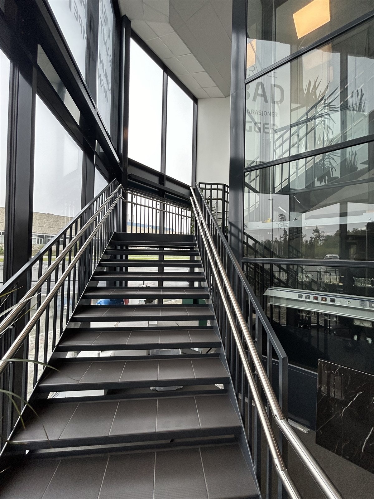 Bygget har universell utforming med heisadkomst til byggets 2. etasje der møterom, kontorer og pauserom er plassert pr. i dag. Galleribilde