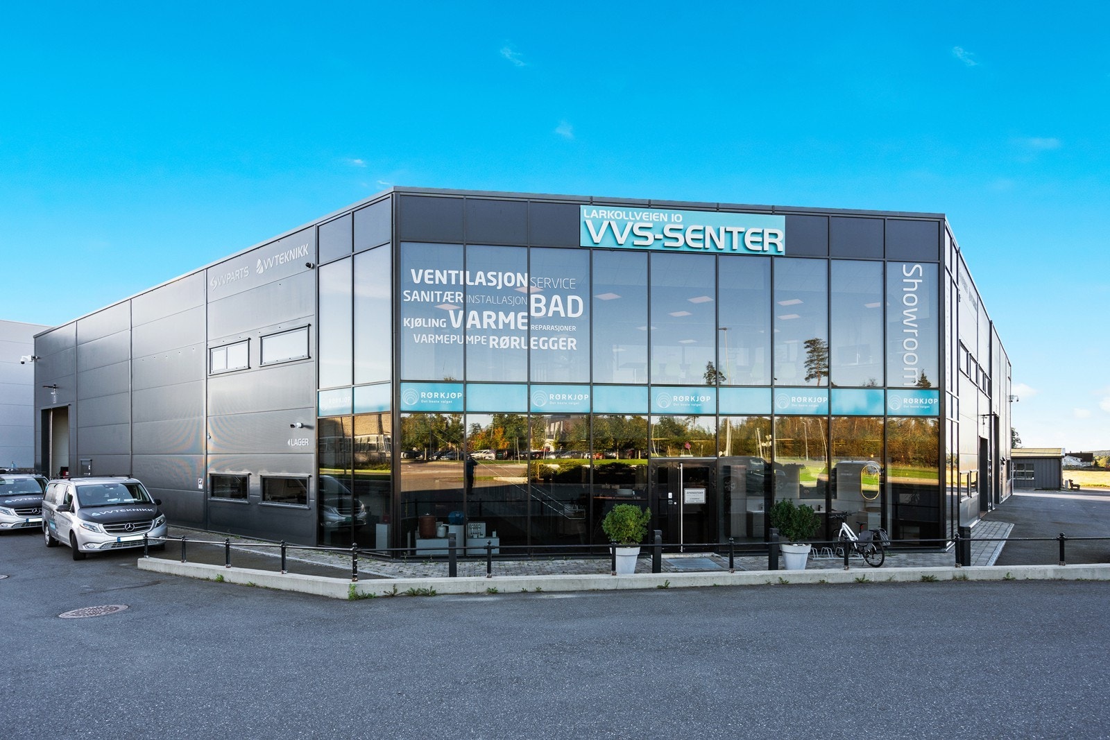 Del 1 av lokalene er fra 2017 med showroom og stor glassfasade som gir god eksponering til Larkollveien (ÅDT 6000). Galleribilde