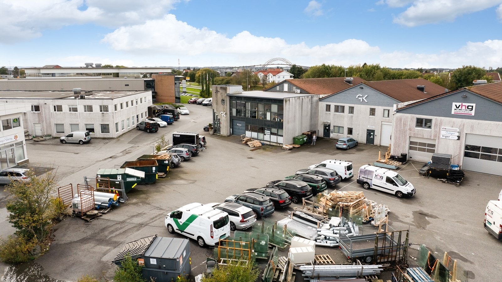 God parkering tilhørende lager og kontor Galleribilde