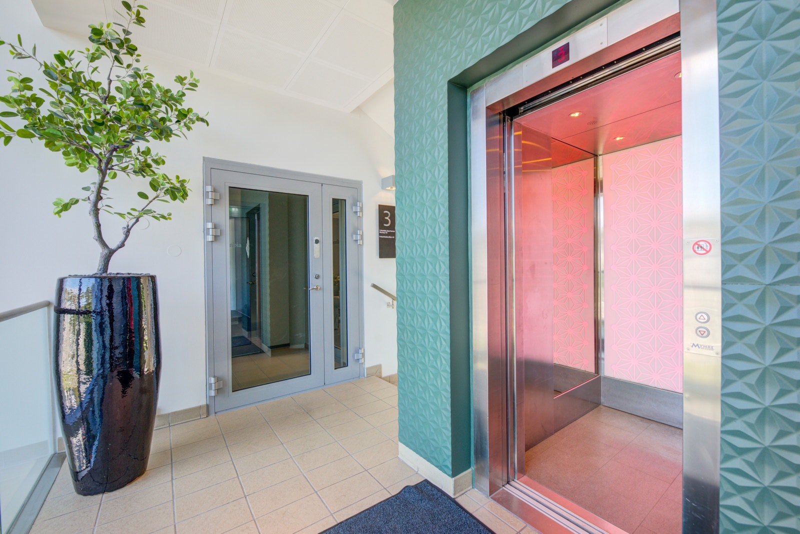 Heis rett opp i kontoretasjen. Galleribilde