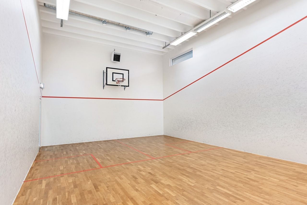 Bygget har egen squashhall til fri benyttelse for leietagerne. Galleribilde