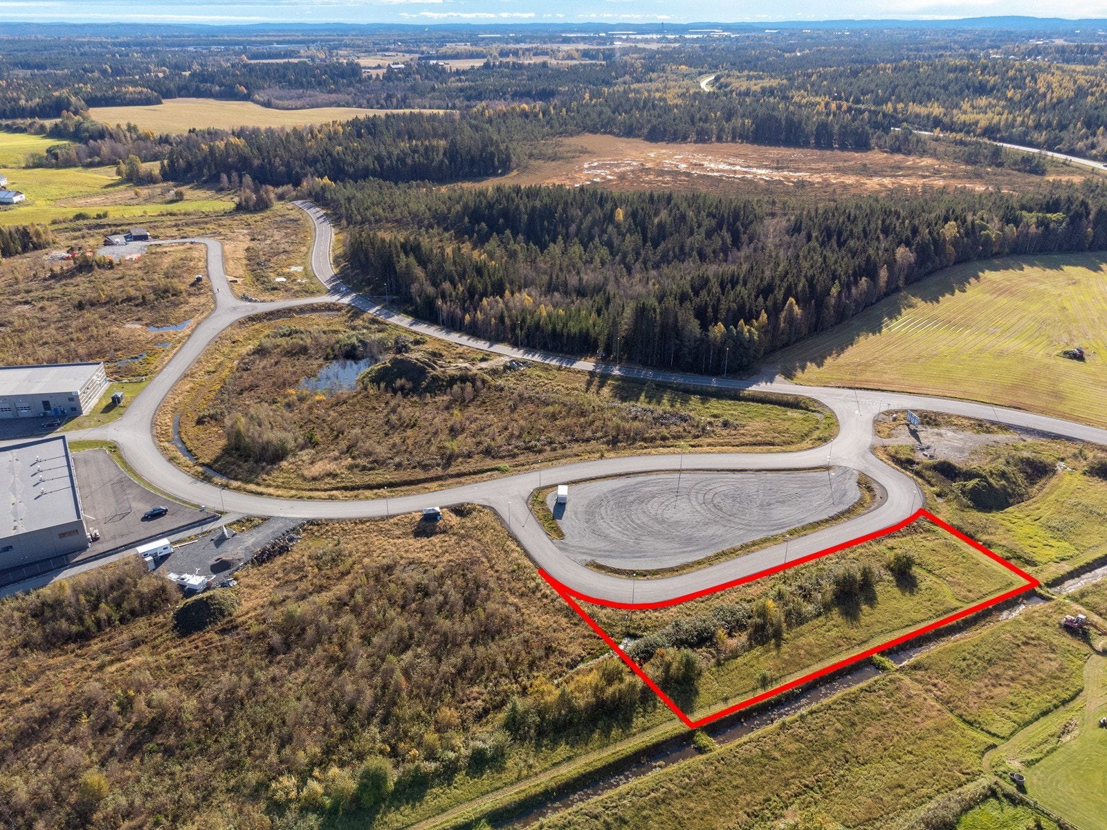 Tomten har vei, vann, strøm og avløp til tomtegrensen. Galleribilde