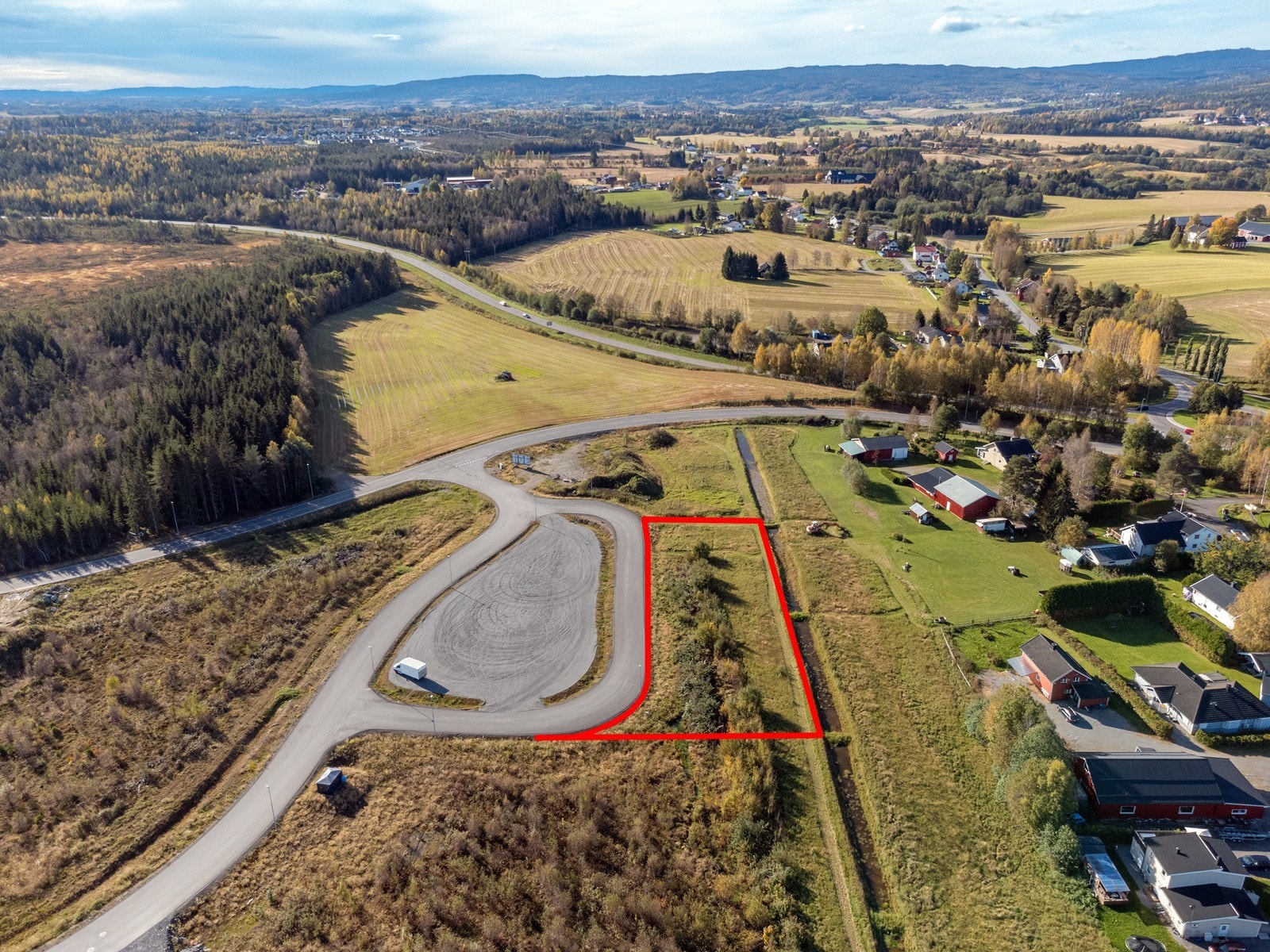 Hol Næringspark ligger vest for Oslo Lufthavn, og har en svært sentral og enkel adkomst til både E6 og E16. Galleribilde