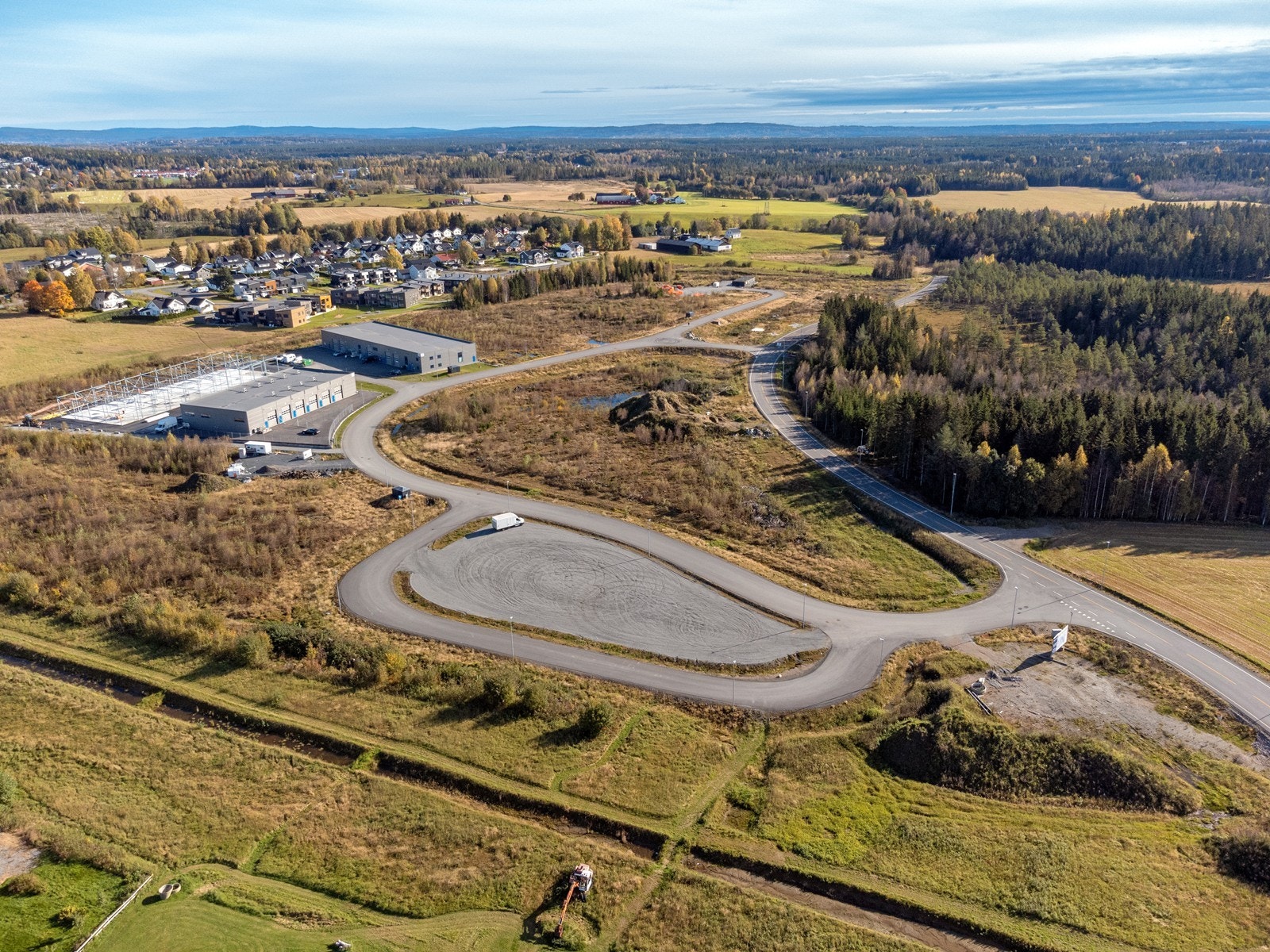 Tillatt utnyttelsesgrad er BYA 65% og 12 m møne/ gesimshøyde. Galleribilde