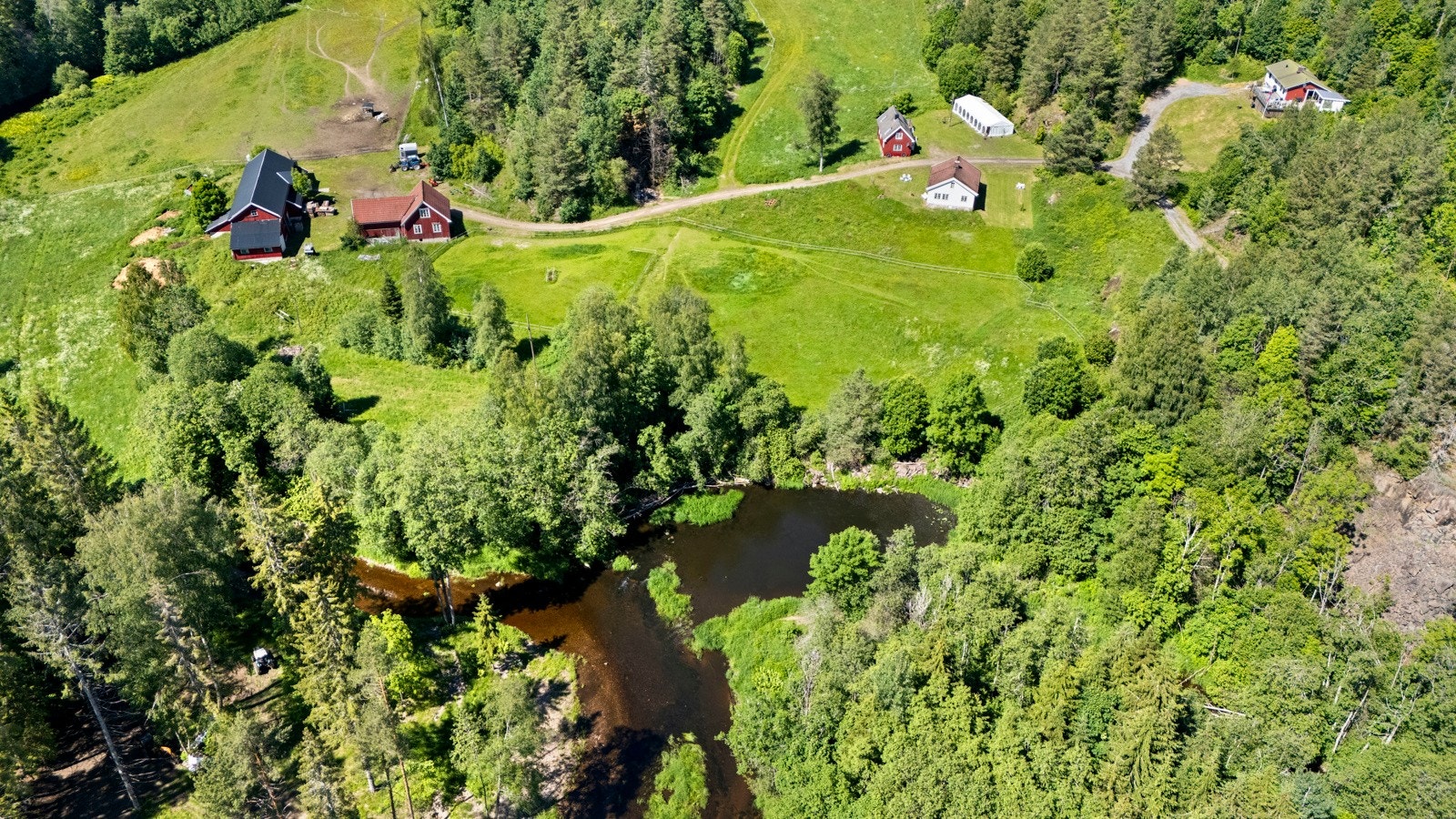 Eiendommen ligger for seg selv ved elva, uten innsyn fra naboer. Galleribilde