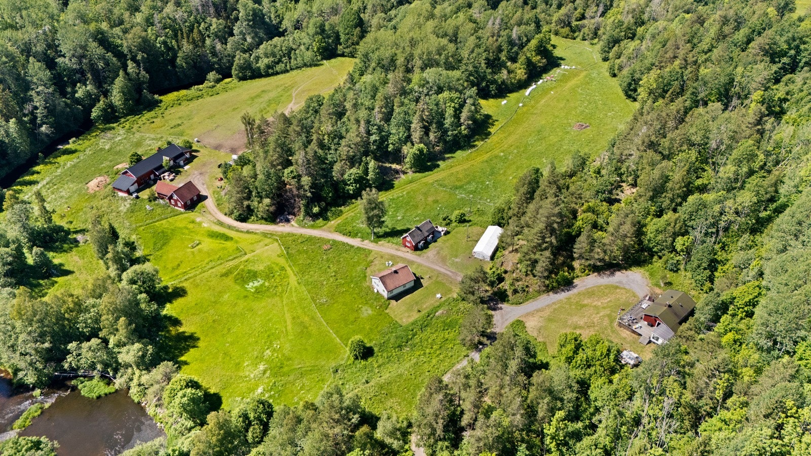 Fantastisk beliggenhet i Kodal, med strandlinje mot Svartåa og Hageneselva. Galleribilde