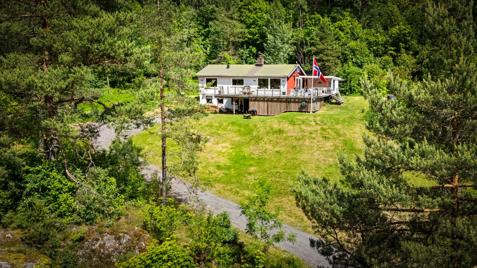 Våningshuset ligger på en høyde med god oversikt over tunet. Noe gjenstående arbeid på fasade. Galleribilde