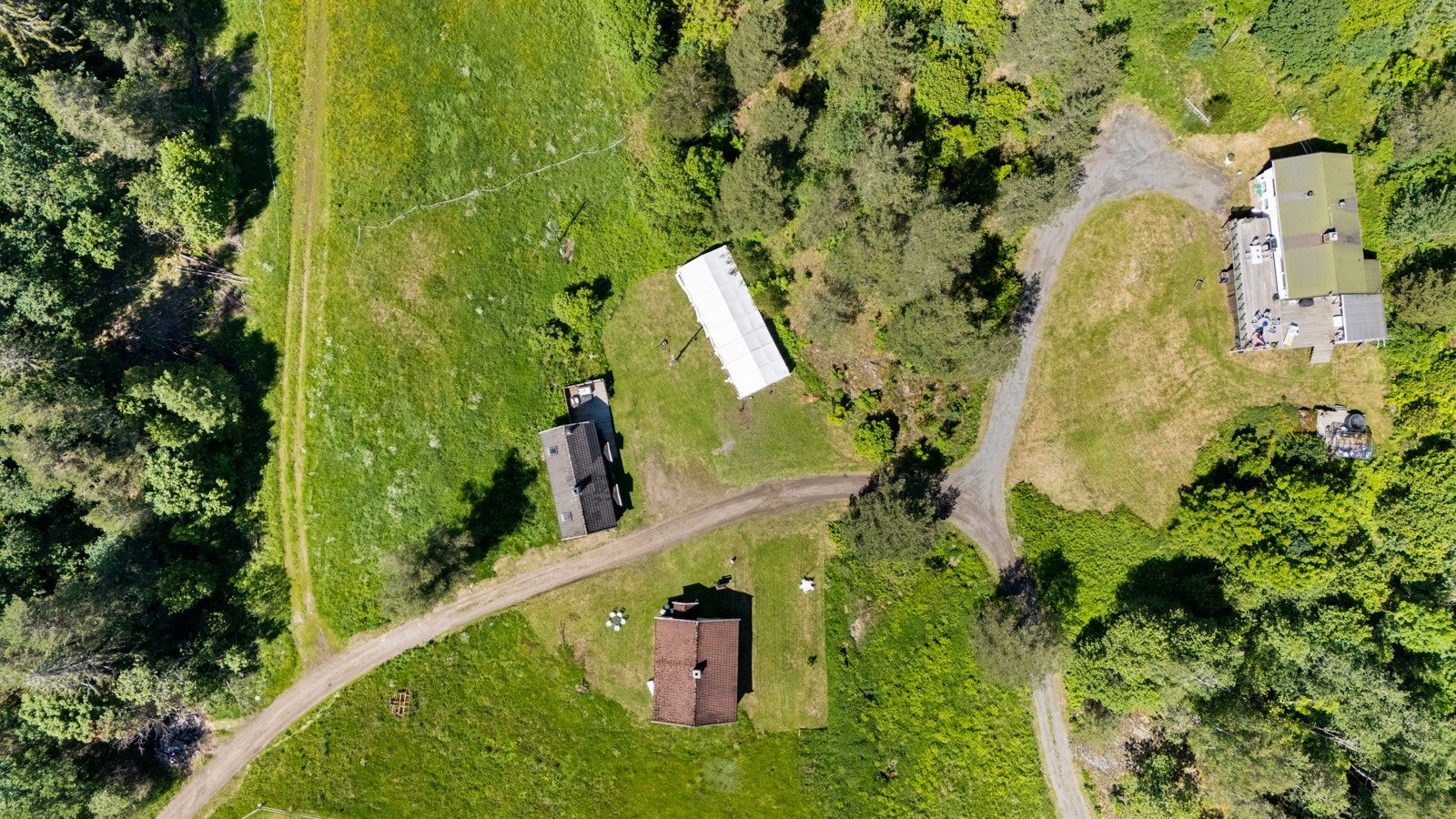Eiendommen er i dag tilpasset hestehold med romslige beiter og stier. Beitearealet og dyrka mark er plassert rundt tunet med grei adkomst. Galleribilde