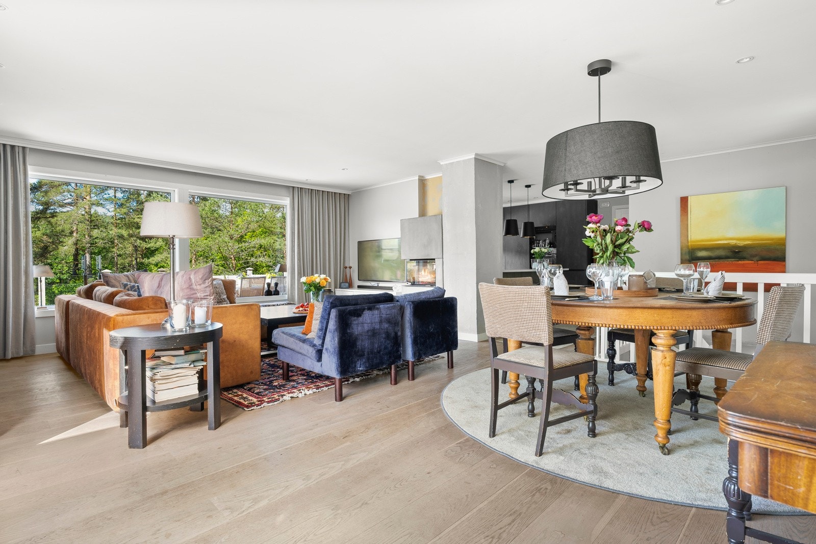 Gode vindusflater som gir godt med naturlig lys Galleribilde