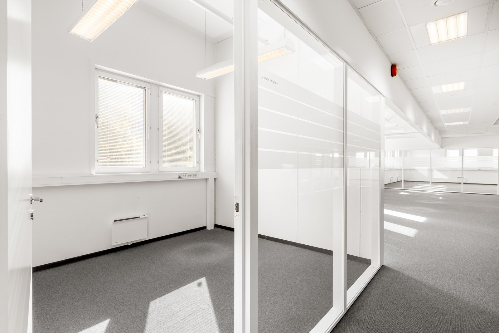 Lyse lokaler i byggets 1. etg. med mulighet for takhøyde opptil 3,6 m. Galleribilde