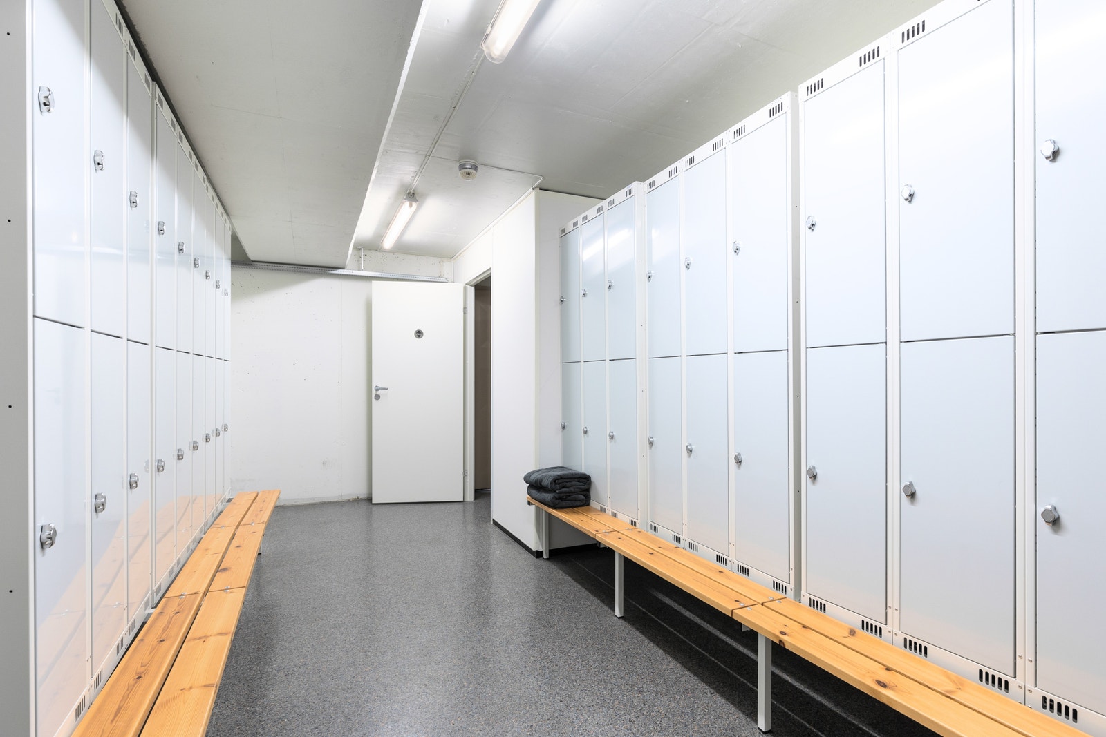 Garderober og dusj i byggets u. etg. Galleribilde