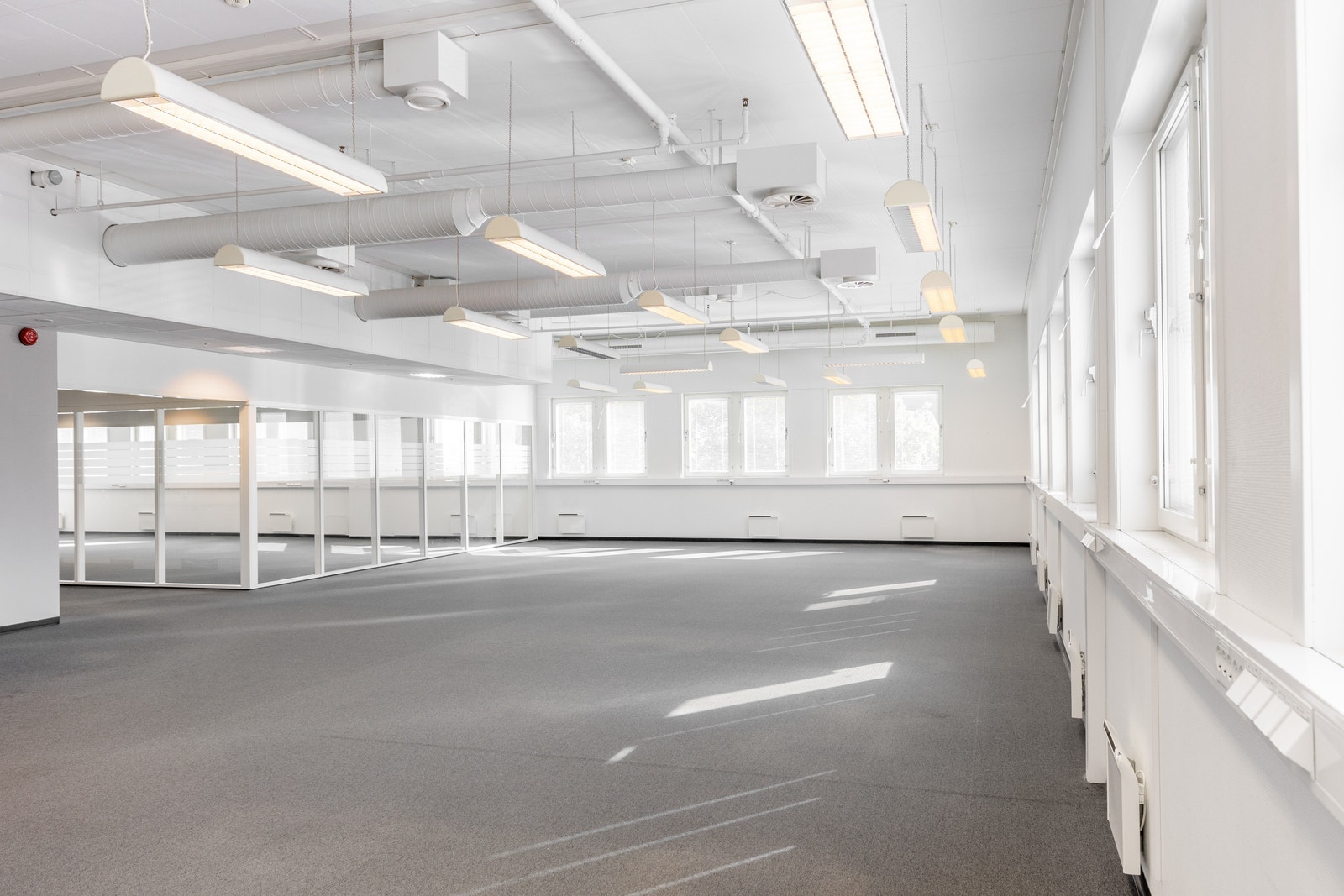 Lyse lokaler i byggets 1. etg. med mulighet for takhøyde opptil 3,6 m. Galleribilde
