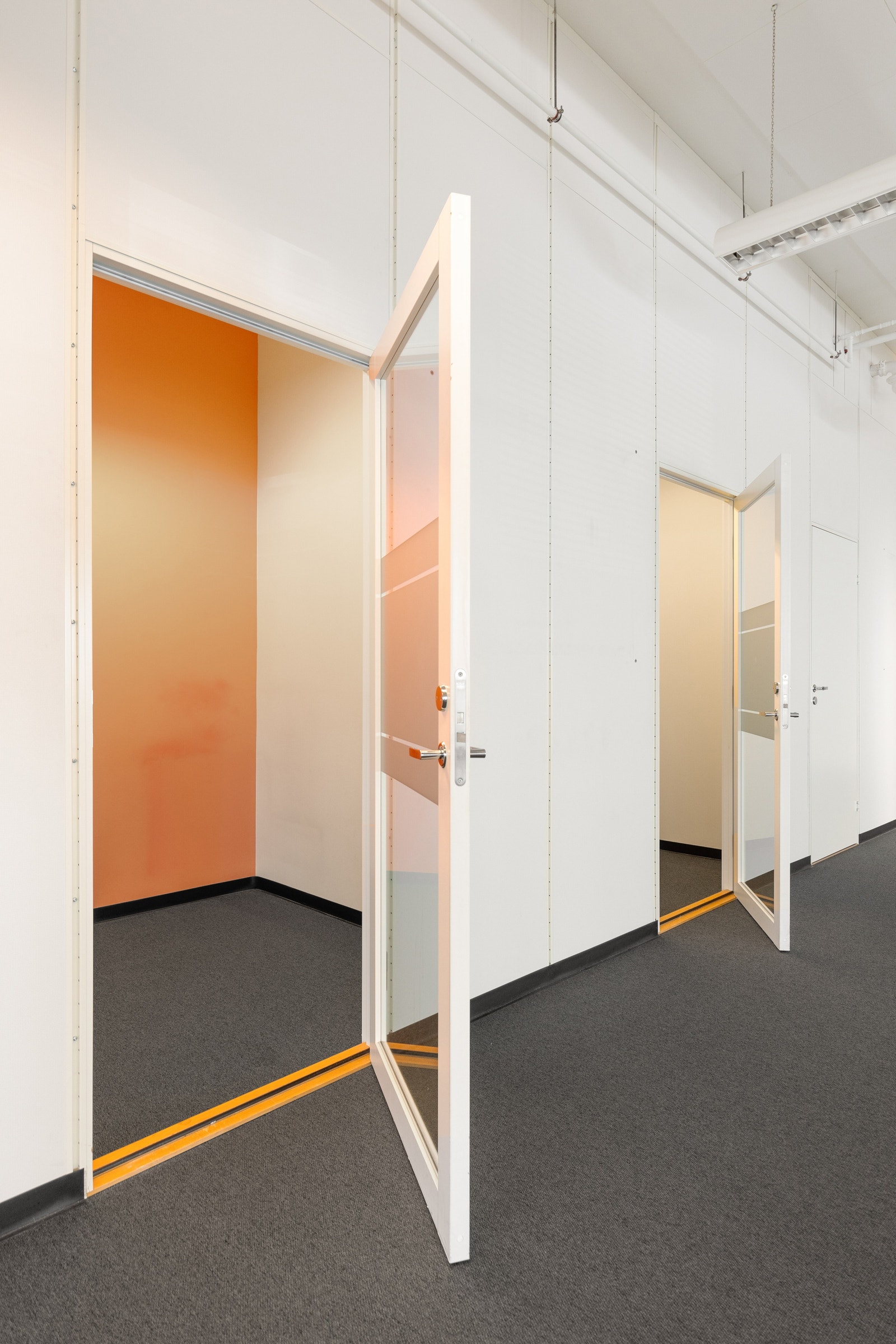 Lyse lokaler i byggets 1. etg. med mulighet for takhøyde opptil 3,6 m. Galleribilde