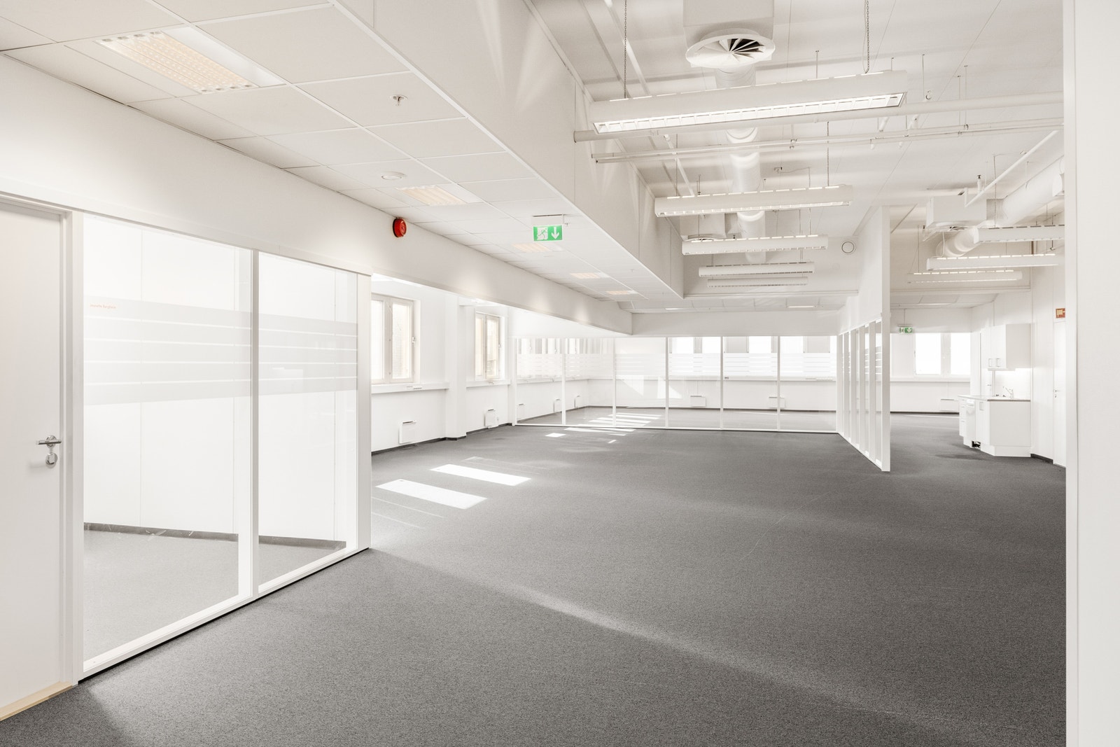 Lyse lokaler i byggets 1. etg. med mulighet for takhøyde opptil 3,6 m. Galleribilde