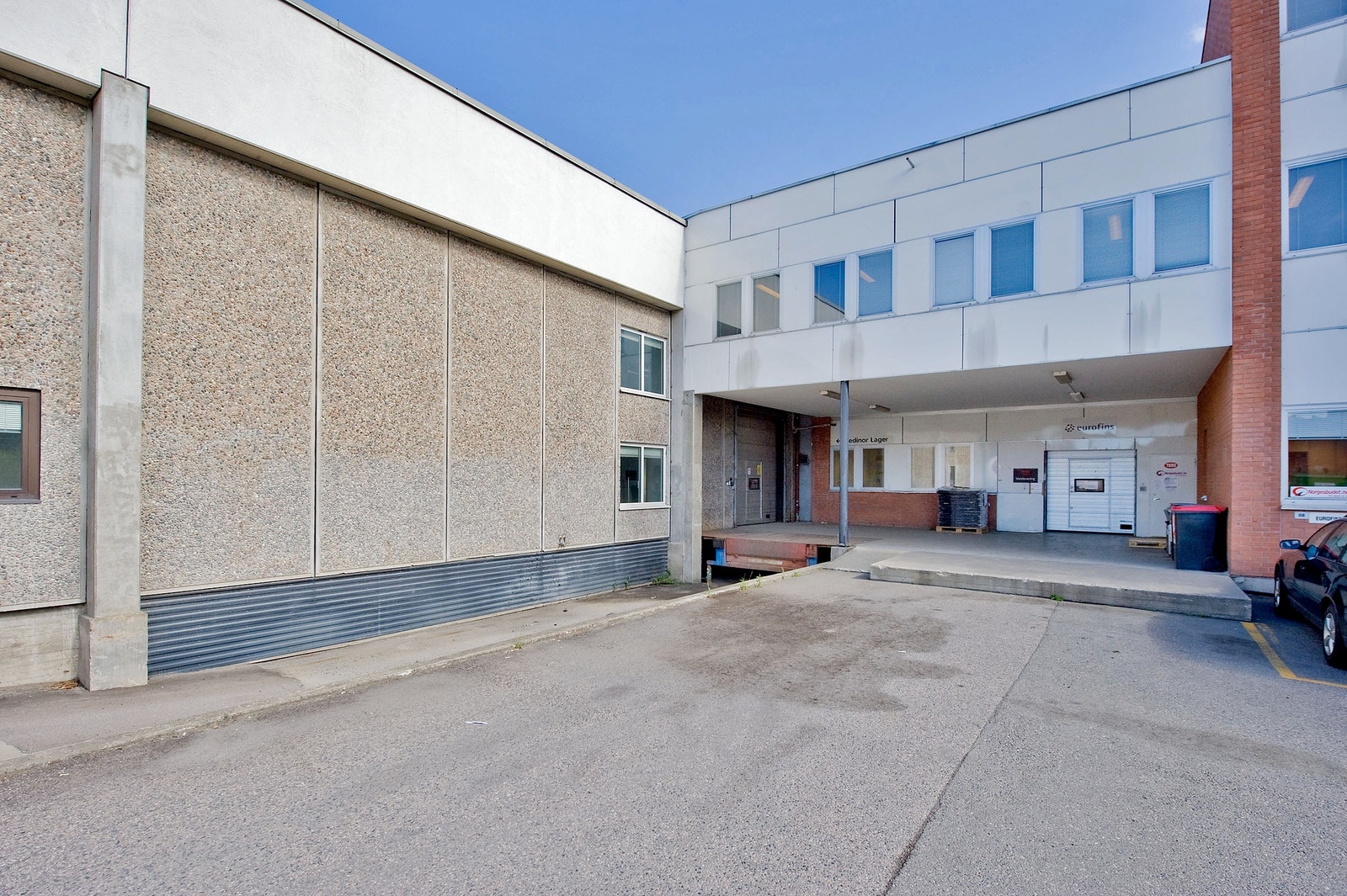 Rampe og mindre port inn til lokalene i 1. etg. Galleribilde