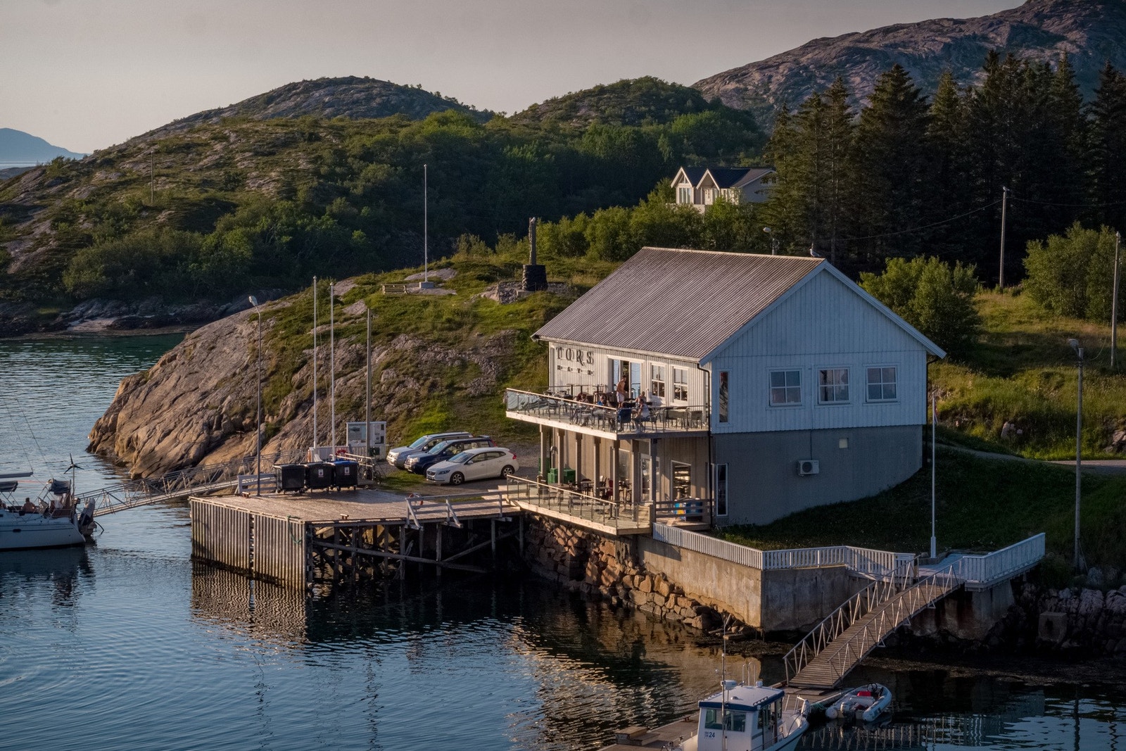 Velkommen til Torshavn.
Statusen bak huset er til minne av "Kyst kvinnen". Galleribilde