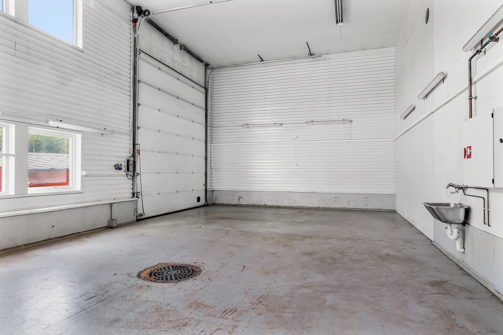 Verkstedhall med to kjøreporter Galleribilde