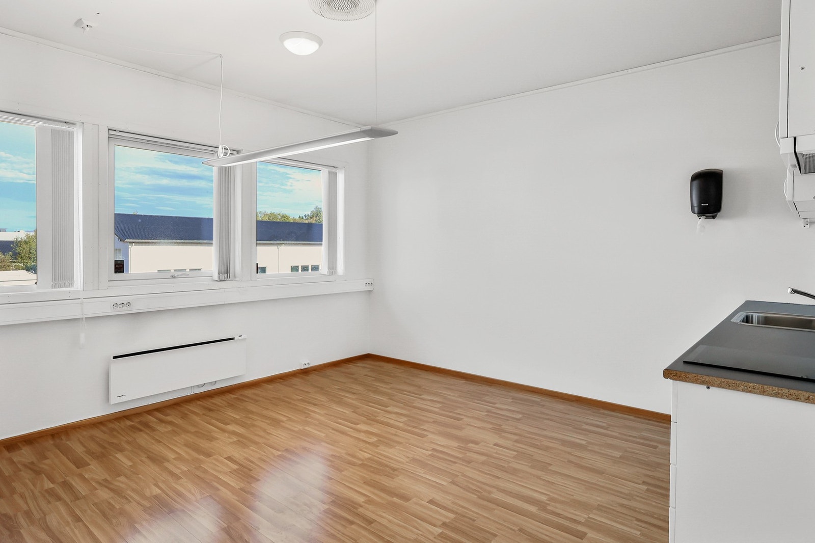 Spiserom med kjøkkeninnredning Galleribilde