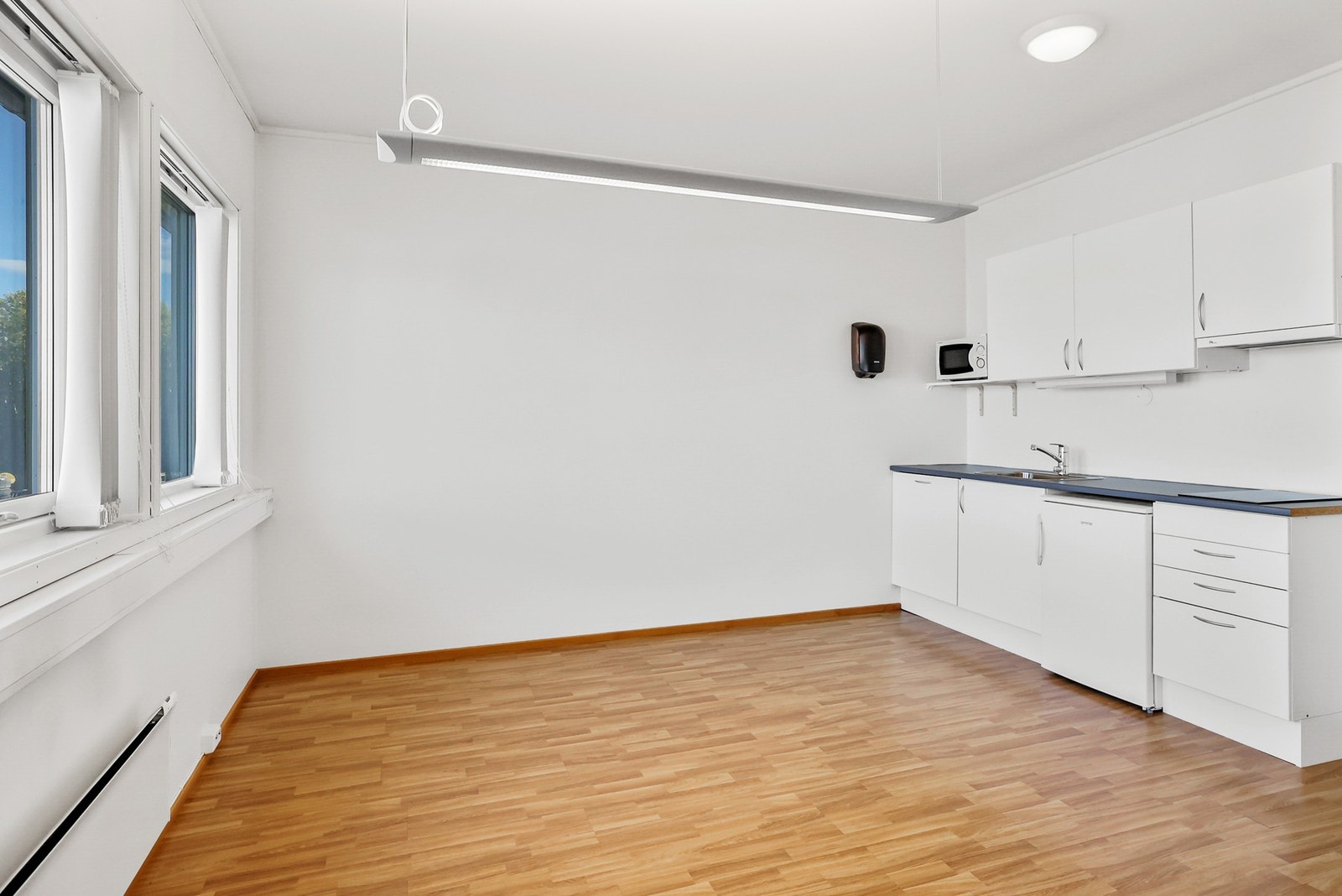 Spiserom med kjøkkeninnredning Galleribilde