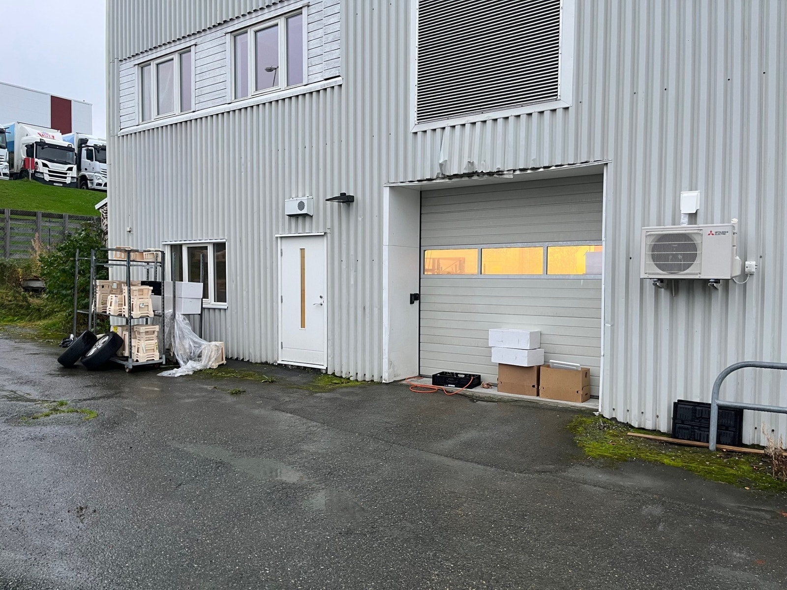 Fasade. Mulighet for parkering utendørs. Galleribilde