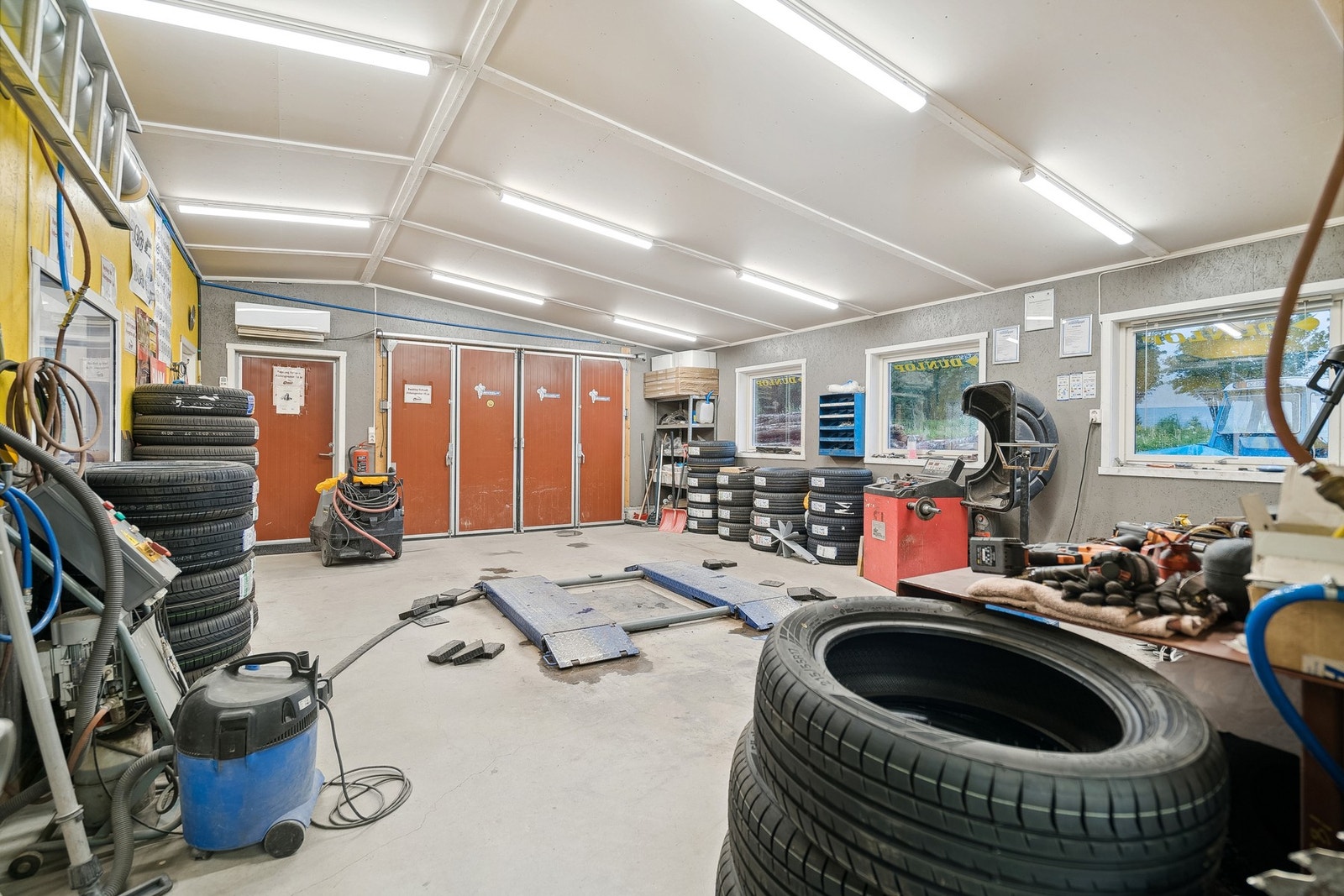 Garasje innvendig med rikelig lys i taket Galleribilde