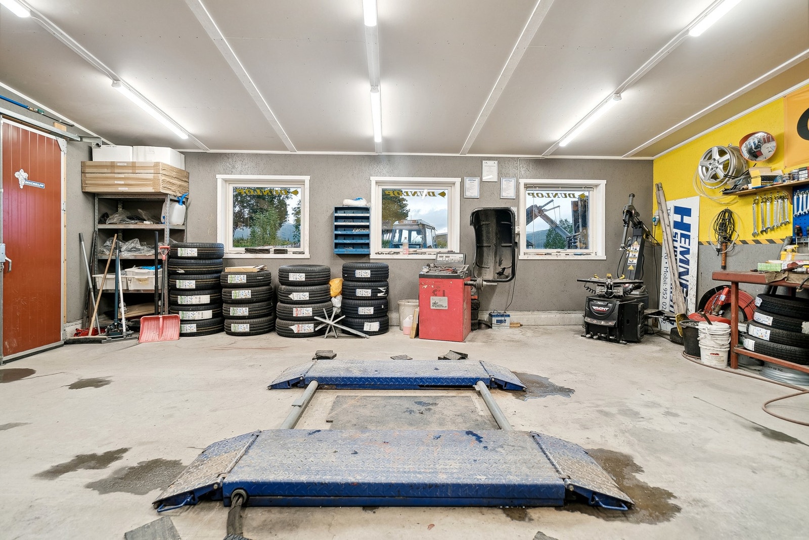 Garasje innvendig. Balanseringsmasking og løftebukk Galleribilde